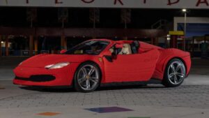 La Ferrari 296 GTS a grandezza naturale fatta tutta di Lego [FOTO e VIDEO]