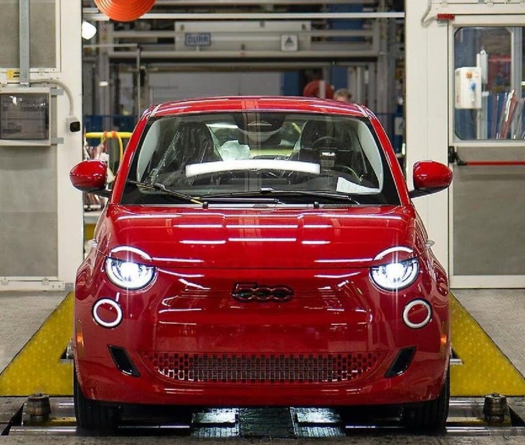 Fiat 500e: a Mirafiori prodotto il primo esemplare per gli USA