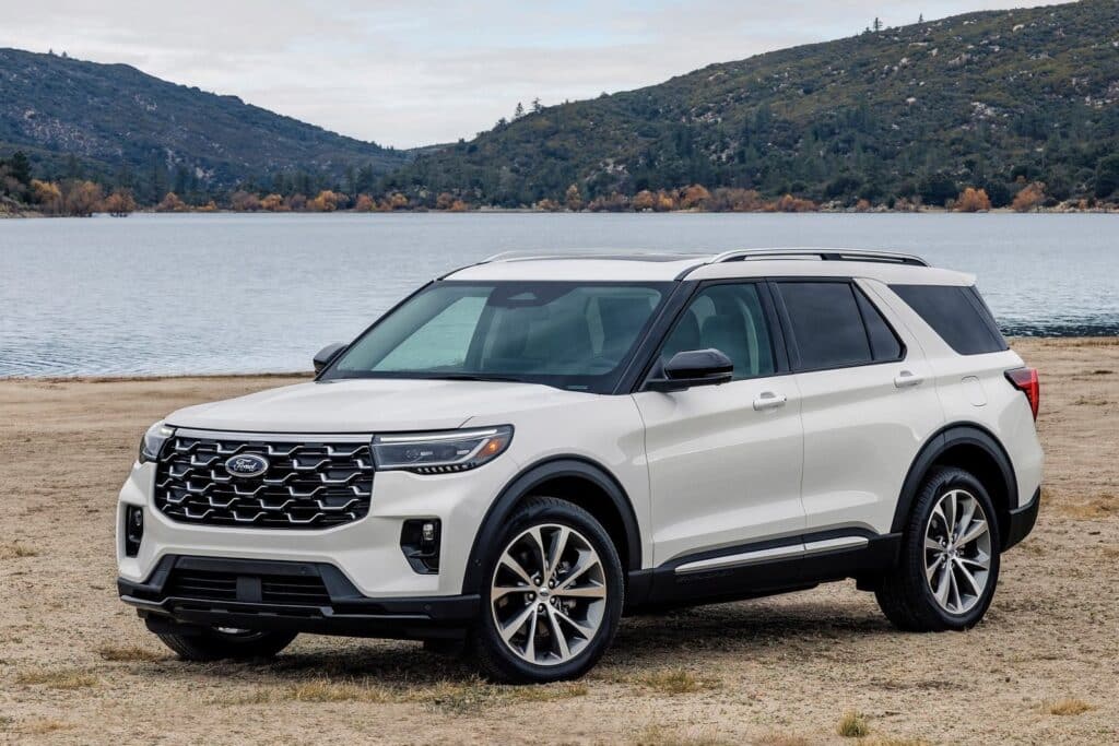 Ford Explorer 2025: il SUV di nuova generazione è stato svelato con motori e allestimenti