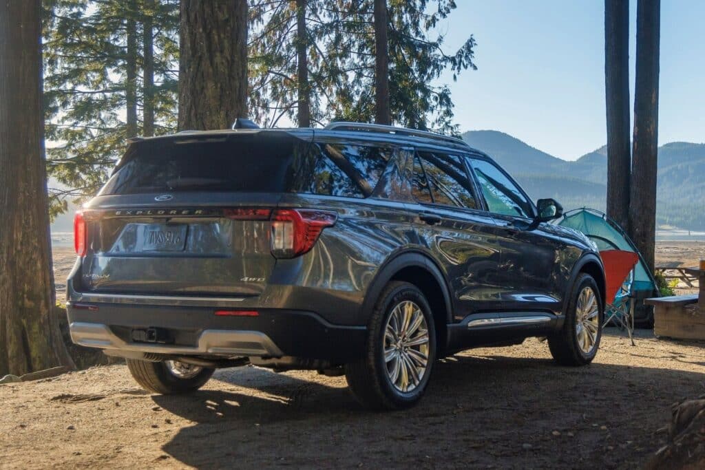 Ford Explorer 2025: il SUV di nuova generazione è stato svelato con motori e allestimenti