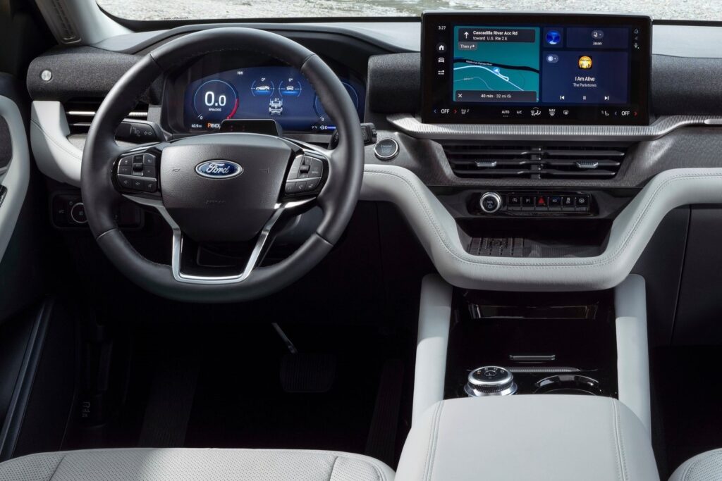 Ford Explorer 2025: il SUV di nuova generazione è stato svelato con motori e allestimenti