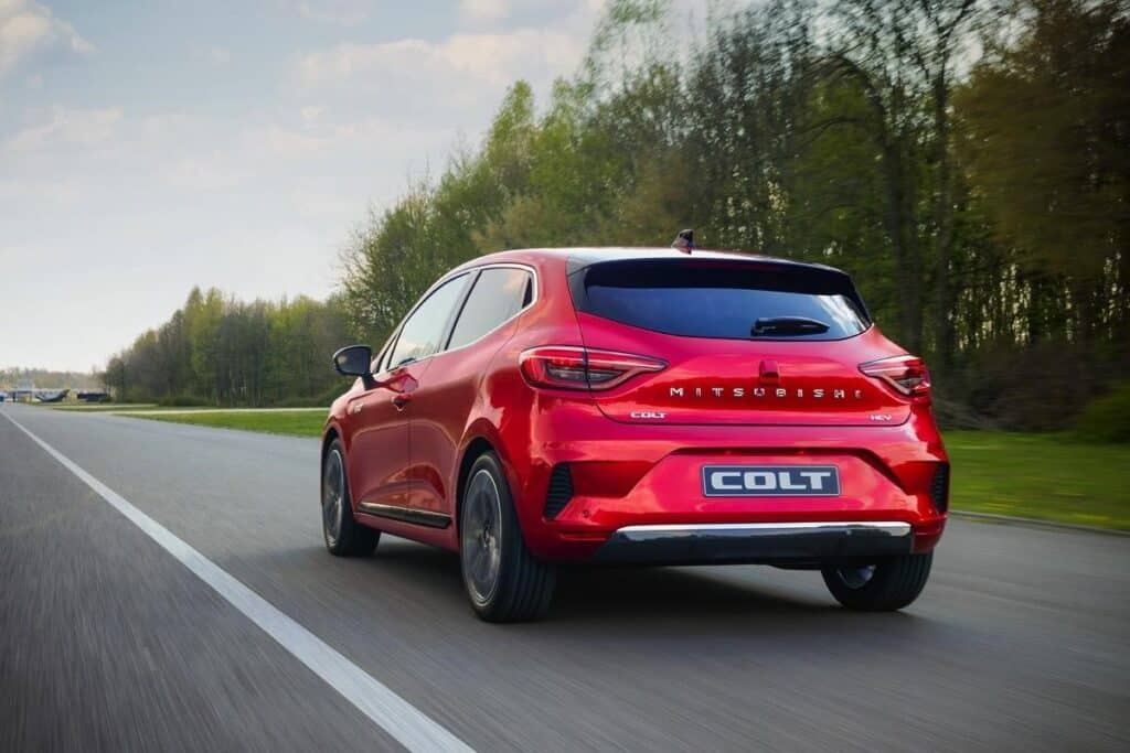 Mitsubishi Colt 2024: le caratteristiche, i prezzi e i motori della gemella della Clio