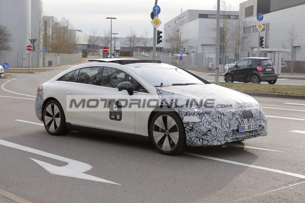 Mercedes EQS 2025: il facelift migliorerà la ricarica [FOTO SPIA]