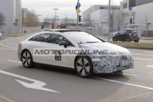 Mercedes EQS 2025: il facelift migliorerà la ricarica [FOTO SPIA]