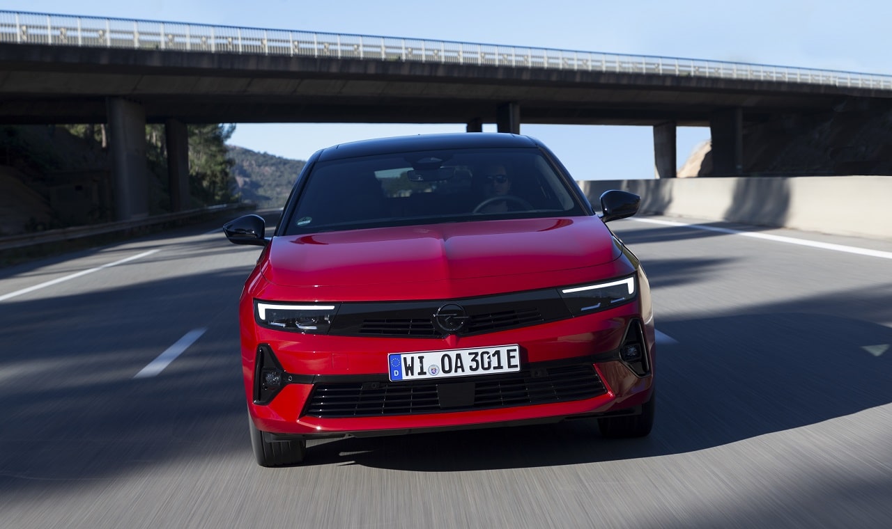 Opel apre gli ordini di Astra Hybrid in Italia