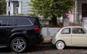 Parigi, il parcheggio del SUV in centro diventa un salasso: costerà 18 euro l’ora