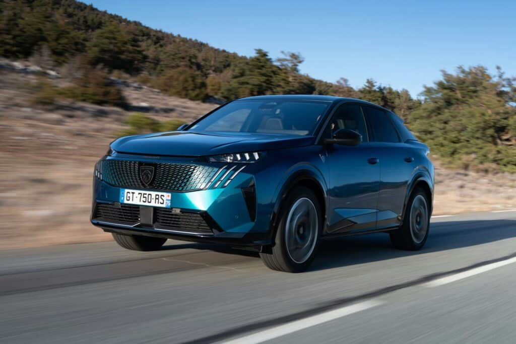 La nuova Peugeot e-3008 2024: ecco come si guida il SUV elettrico del Leone