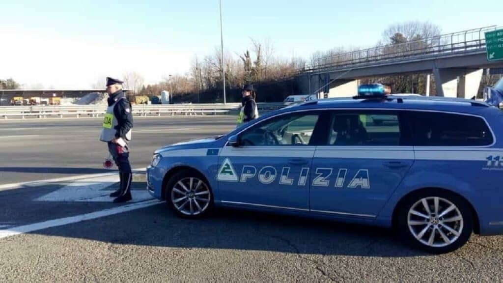 Polstrada: maxi controllo anti-telefono alla guida, 6500 euro di multe a Bologna