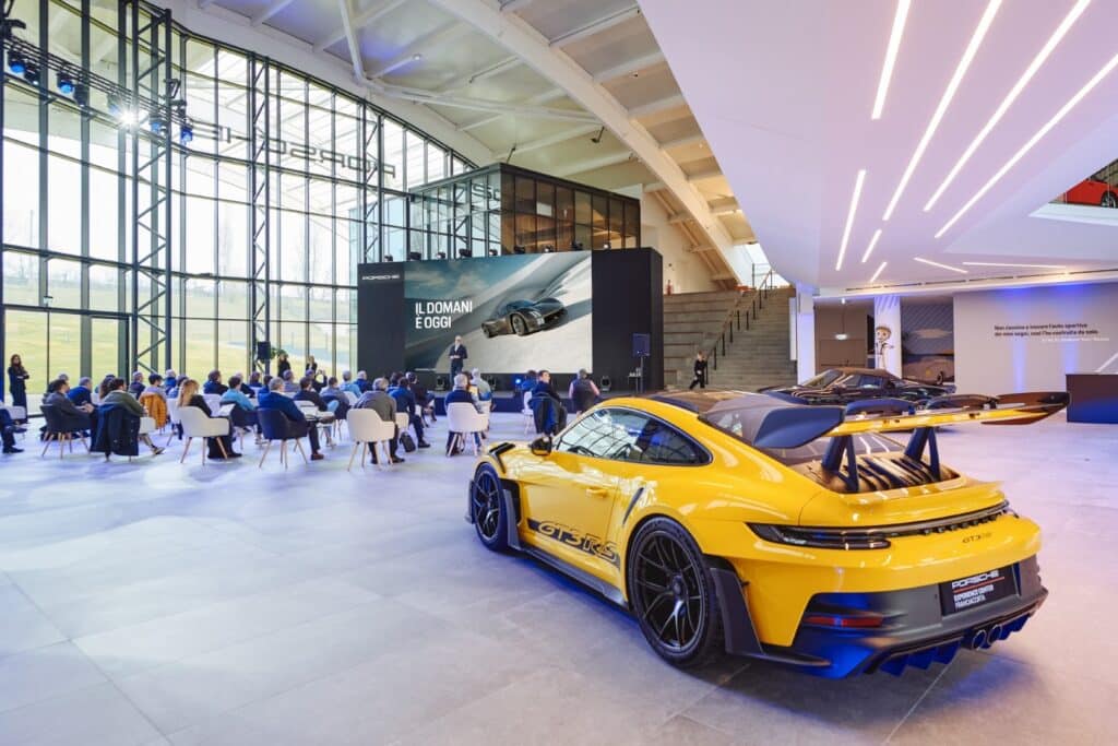 Porsche Italia: record di vendite nel 2023 e forte crescita nel mercato dei veicoli elettrici