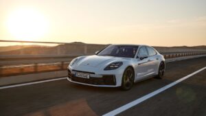 Porsche Panamera 2024: arrivano due nuove versioni plug-in [FOTO]