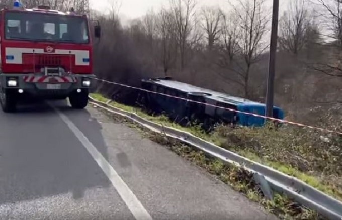 Potenza, bus con 40 studenti esce di strada per evitare scontro con un’auto e si ribalta: grave l’automobilista