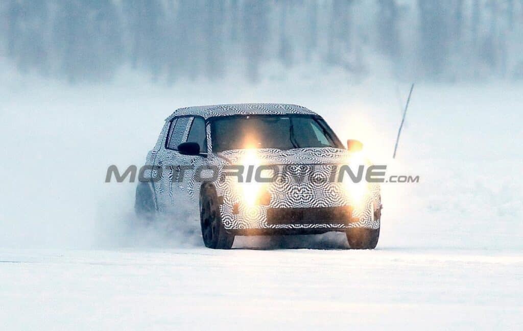 Nuova Renault 4: test in corso per il crossover che evoca il passato [FOTO SPIA]