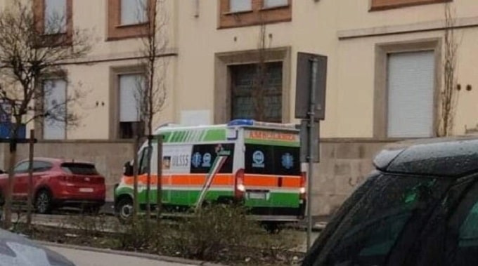 Rovigo, l’ambulanza intralcia il traffico: automobilista sale sul mezzo e lo sposta