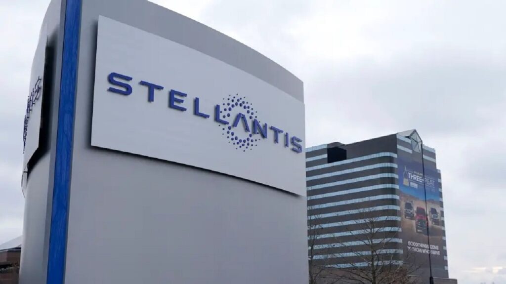 Anche Stellantis adotterà lo standard di ricarica Tesla NACS