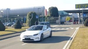 Una Tesla Model S avvistata mentre entrava nella fabbrica Ferrari a Maranello [VIDEO]