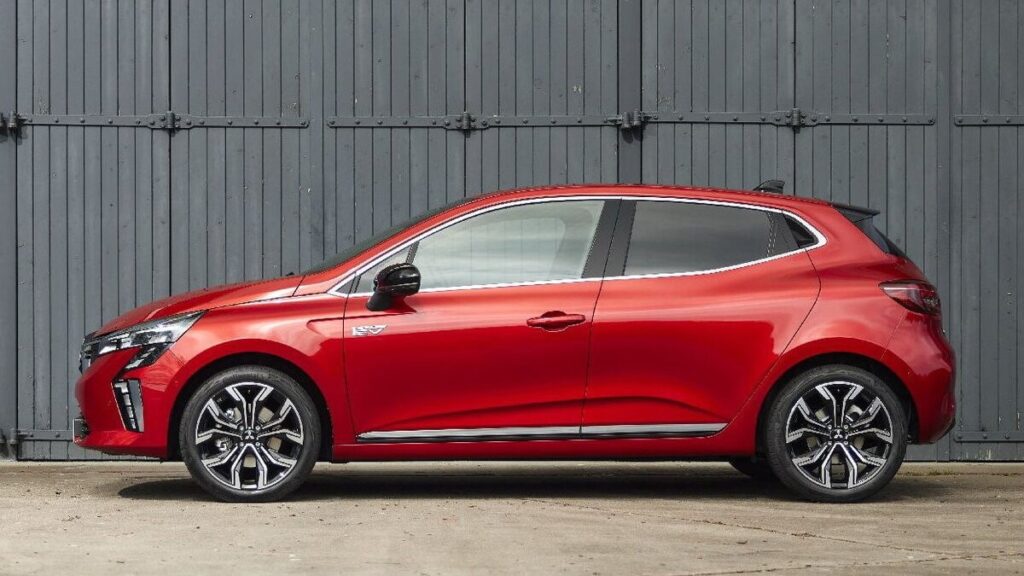 Mitsubishi Colt 2024: le caratteristiche, i prezzi e i motori della gemella della Clio