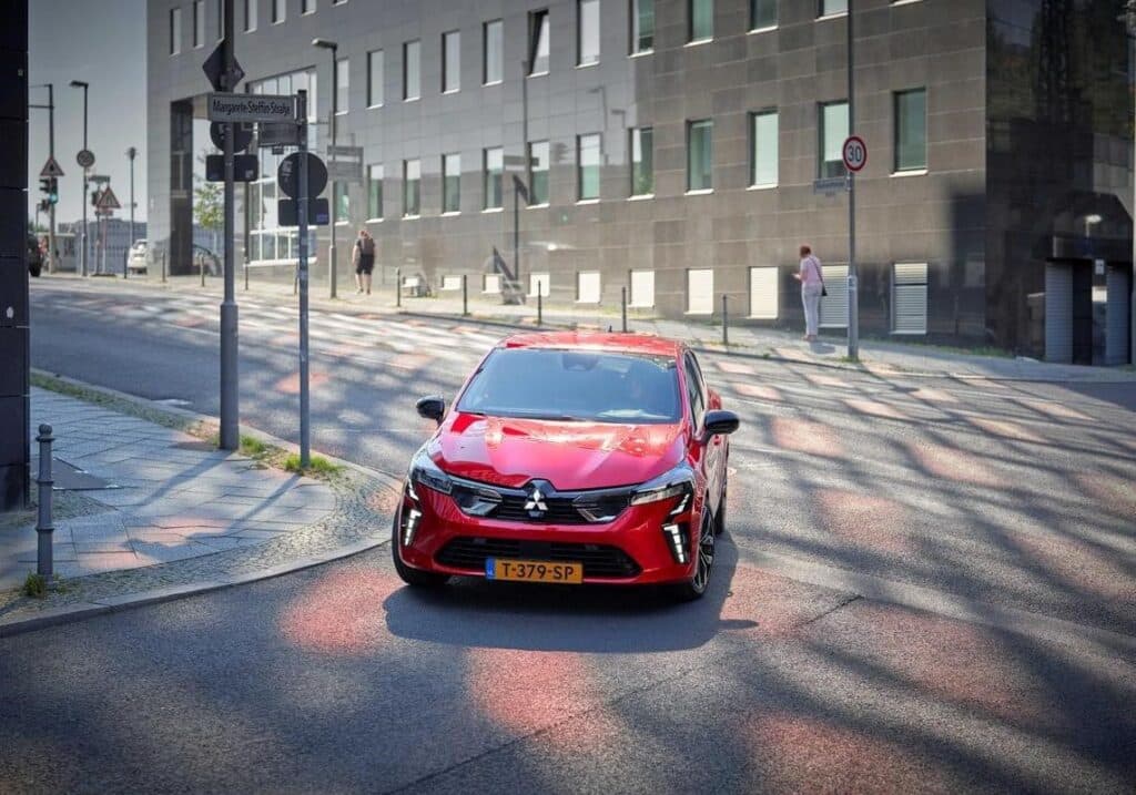 Mitsubishi Colt 2024: le caratteristiche, i prezzi e i motori della gemella della Clio