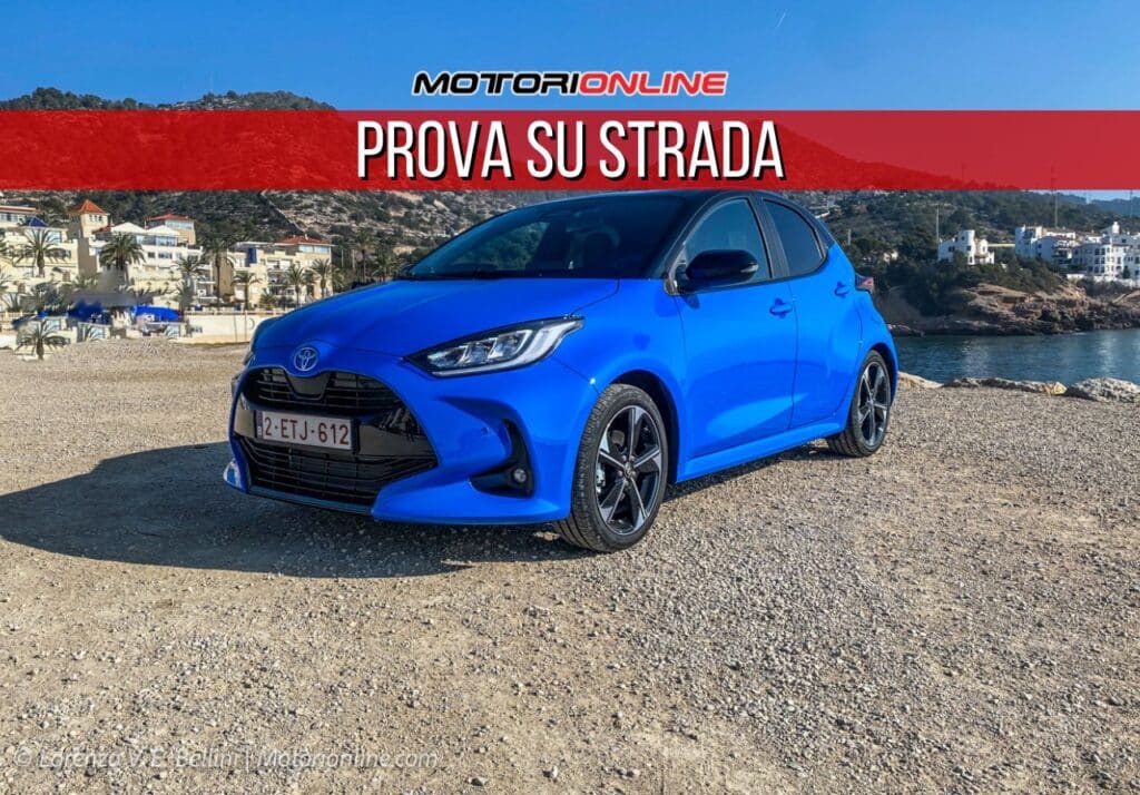 Toyota Yaris Hybrid 2024: prima PROVA del facelift con il 130 CV [FOTO]