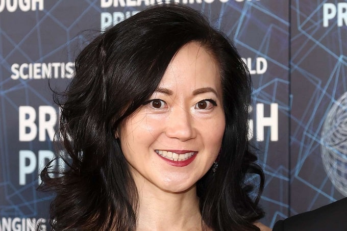 Sbaglia la retromarcia con la Tesla e cade in uno stagno: muore annegata la miliardaria statunitense Angela Chao