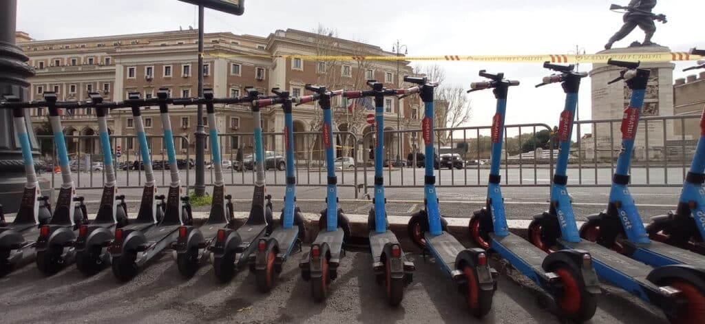 Assosharing contro l’obbligo di casco per i monopattini: “A rischio 1500 posti di lavoro”