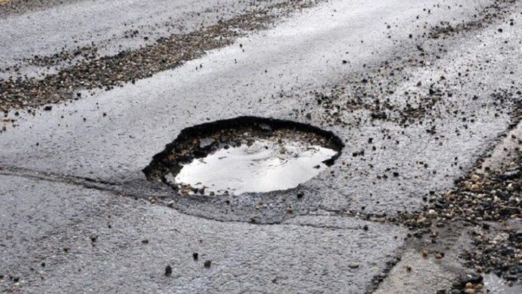 Buche a Milano: al Comune c’è chi pensa di risolvere il problema togliendo i SUV dalle strade