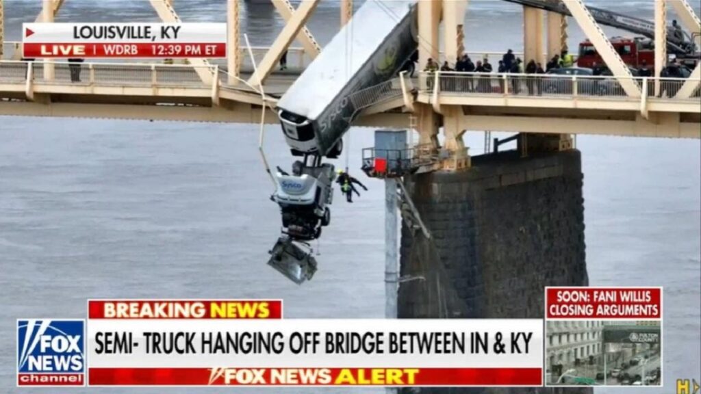 Camion in bilico su un ponte in Kentucky: spettacolare salvataggio dell’autista [VIDEO]