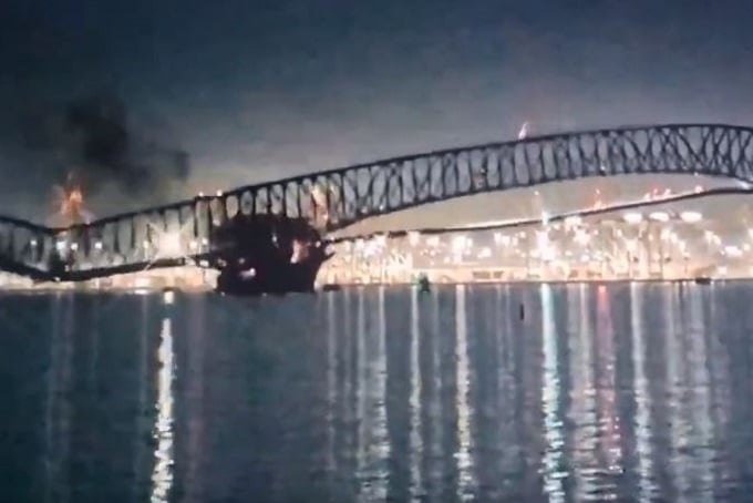 Baltimora, crolla il ponte Key Bridge urtato da una nave cargo: persone e auto cadono in acqua, venti dispersi [VIDEO]