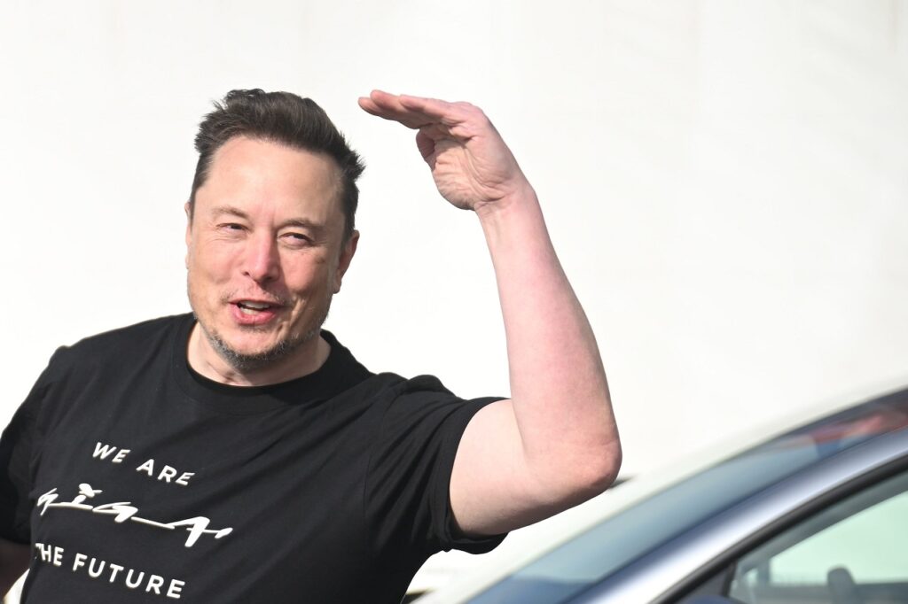 Elon Musk visita la fabbrica di Berlino dopo il sabotaggio degli eco-terroristi [VIDEO]