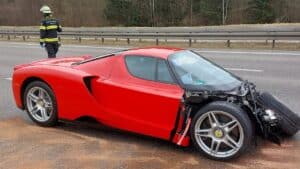 Ferrari Enzo: un raro esemplare distrutto in un incidente sull’autostrada tedesca