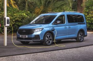 Ford Tourneo Connect, ora anche con motorizzazione ibrida plug-in [FOTO]