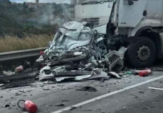 Drammatico incidente a Sciacca: auto schiacciata tra due camion in coda, morto 48enne