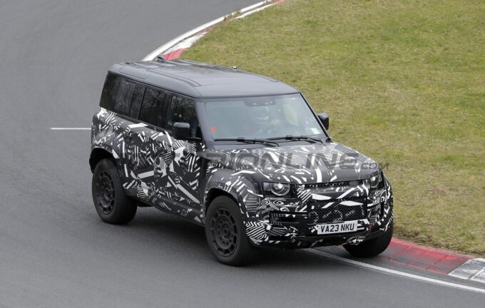 Land Rover Defender Octa - Foto spia 28-03-2024