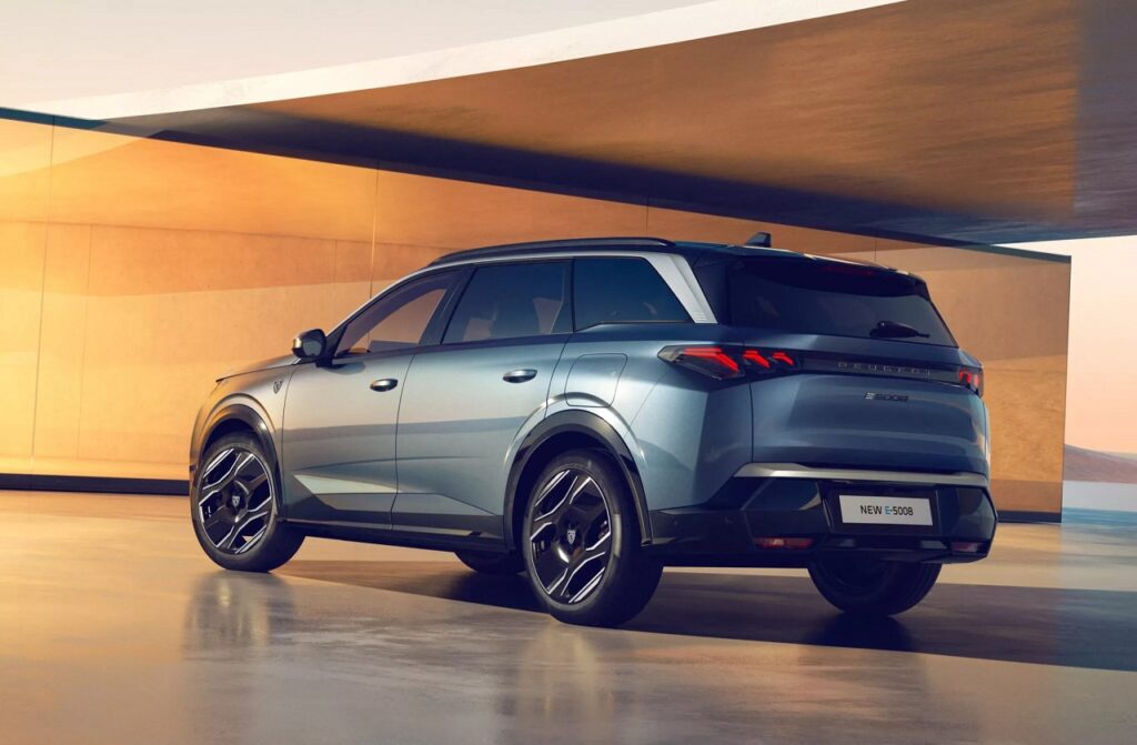 Nuova Peugeot 5008