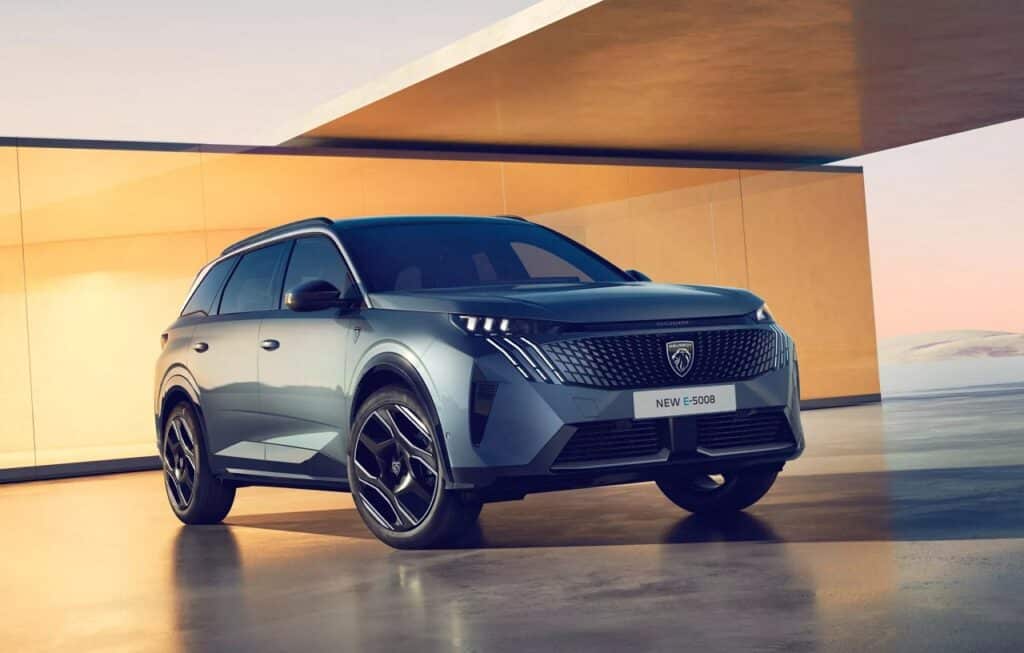 Nuova Peugeot 5008 è stata svelata: ecco le prime immagini del nuovo SUV a 7 posti [FOTO]