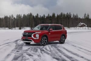 Mitsubishi Outlander PHEV: testato in Lapponia il sistema di controllo super integrale