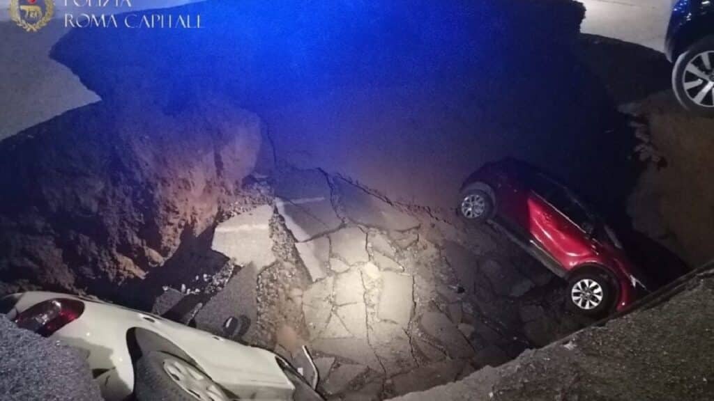 Roma: profonda voragine si apre all’improvviso al Quadraro e inghiotte due auto [VIDEO]