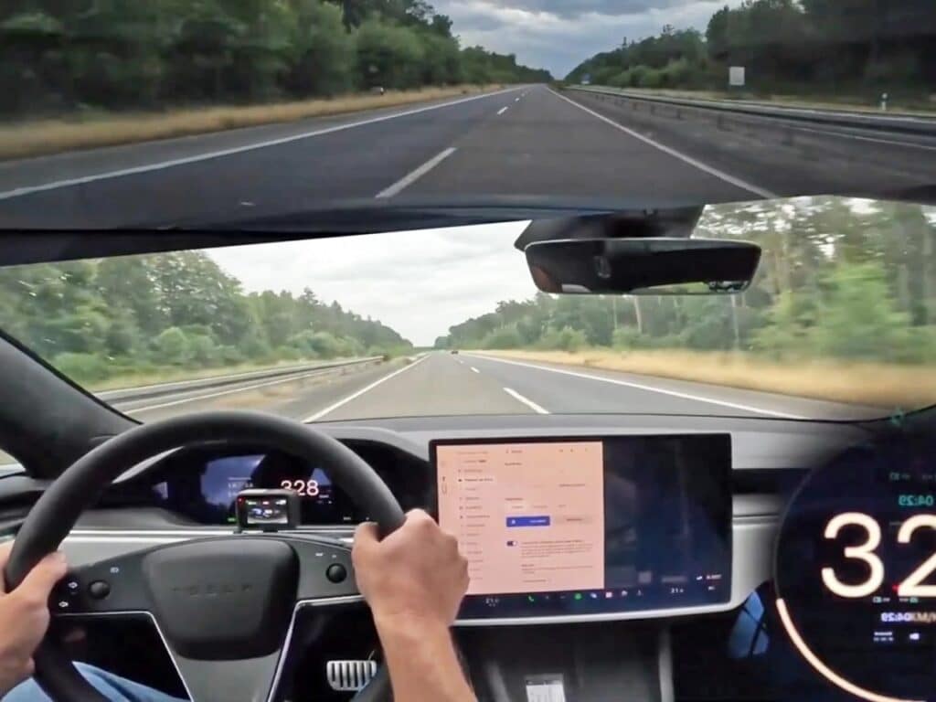 Tesla Model S Plaid ad oltre 300 km/h in autostrada [VIDEO]