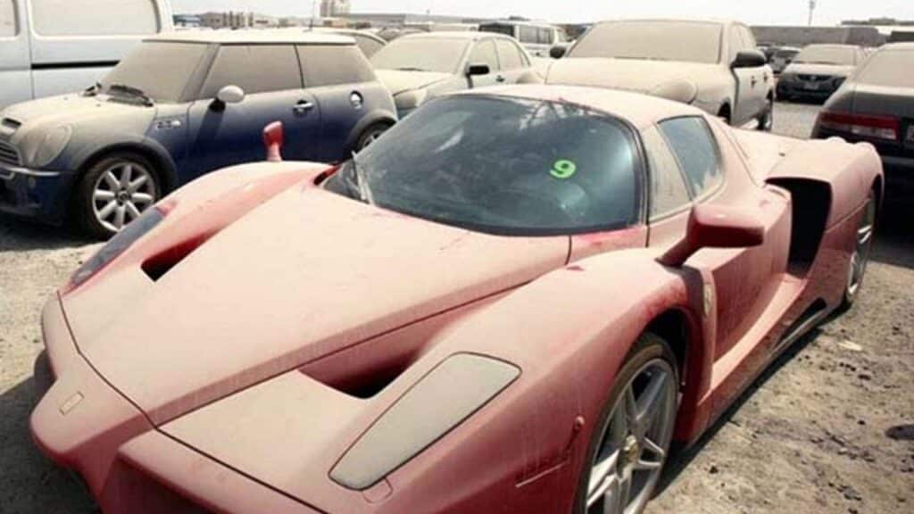 Dubai e il business delle auto di lusso abbandonate: un fenomeno dietro il quale spesso si celano truffe