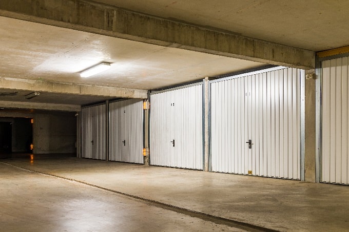 Denuncia il furto dell’auto, ma dopo un mese scopre di averla parcheggiata per errore nel garage del vicino