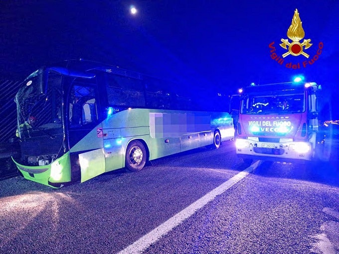 Incidente sulla A1, pullman FlixBus sbanda e si schianta contro il guardrail: morto un passeggero di 19 anni