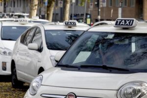 Taxi, l’Antitrust ai Comuni: “Bisogna aumentare le licenze”
