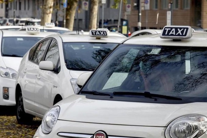 Taxi, l’Antitrust ai Comuni: “Bisogna aumentare le licenze”