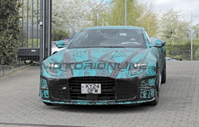 Aston Martin DBS: nuovo avvistamento per la supercar che ne raccoglierà il testimone [FOTO SPIA]