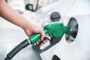 Rincari benzina, la verde al self sale a 1,911 €/l. Codacons: “Da inizio anno il pieno costa oltre 7 euro in più”