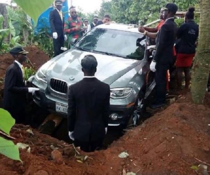 Nigeria, figlio seppellisce il padre in una BMW X6