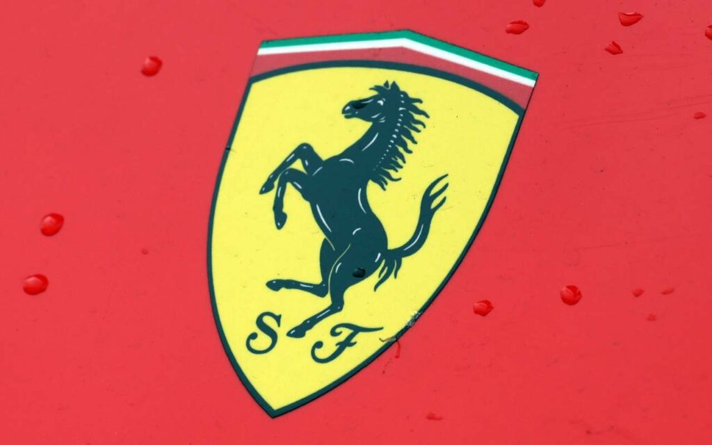 Secondo la Cassazione non è contraffazione costruire una Ferrari con la dicitura “replica”