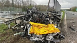 Si schianta con la Ferrari GTC4 Lusso a 200 km/h in autostrada: due morti carbonizzati