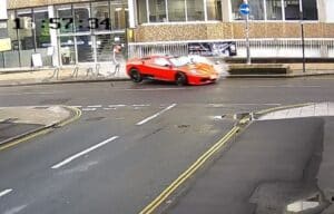 Con la Ferrari ad alta velocità sulla strada bagnata: perde aderenza e si schianta [VIDEO]