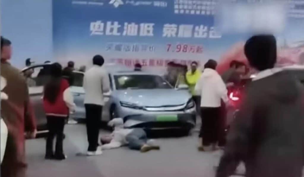 Auto elettrica di Zeekr ferisce 5 persone al Salone dell’auto di Nanchino [VIDEO]