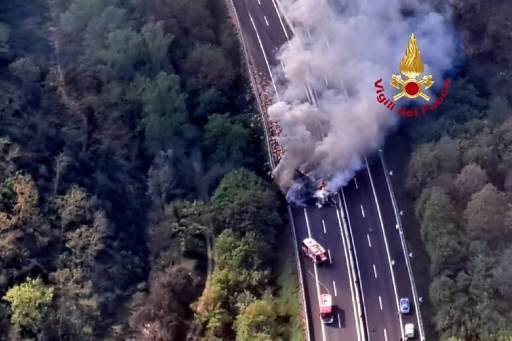 Tir si ribalta e prende fuoco sull’A1: Italia divisa a metà per alcune ore